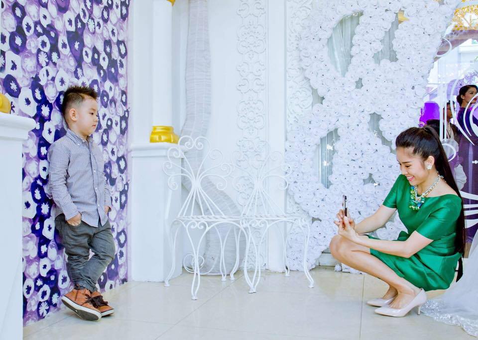 Lê Phương khoe ảnh hài hước, con trai Cà Pháo tạo dáng để mẹ chụp hình.