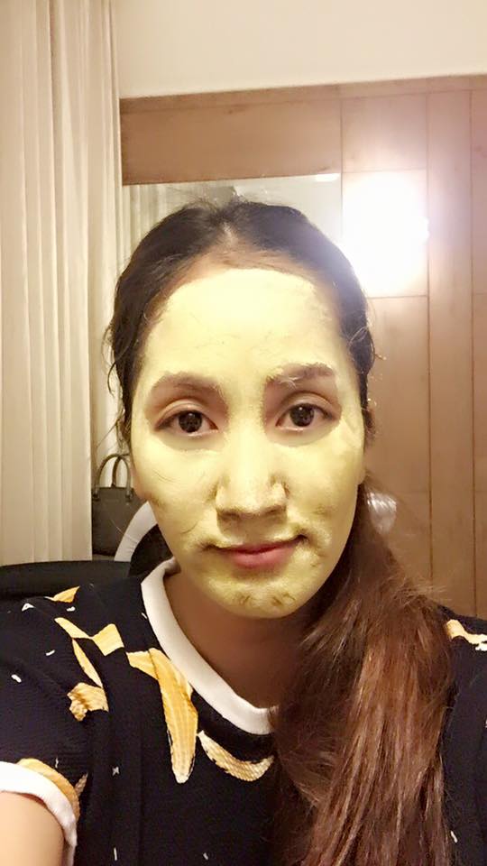 Phan Hiển hài hước gọi Khánh Thi là \'Bà xã khùng ... Chị em phụ nữ làm đẹp bằng cách doạ người khác. Bà xã nói : yên tâm sau 15 phút sẽ đẹp\'.