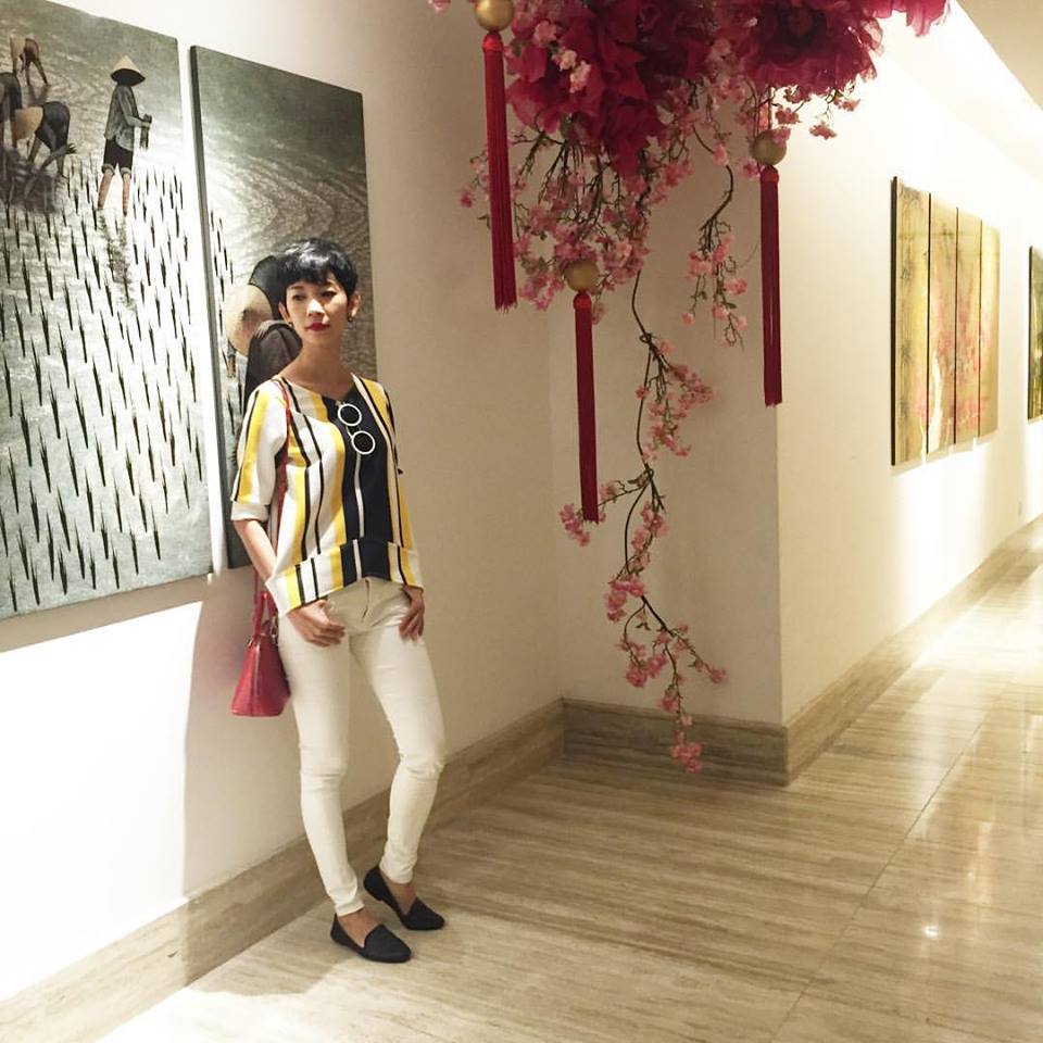 Xuân Lan tiết lộ, \'Em tự bó tay em. Vì em đi ăn, em làm đổ nguyên ly sữa đậu nành . Cả nhà hàng nhìn em. Em nhục quá.  Em muốn ụp mặt vô vách tường luôn hà..\'.