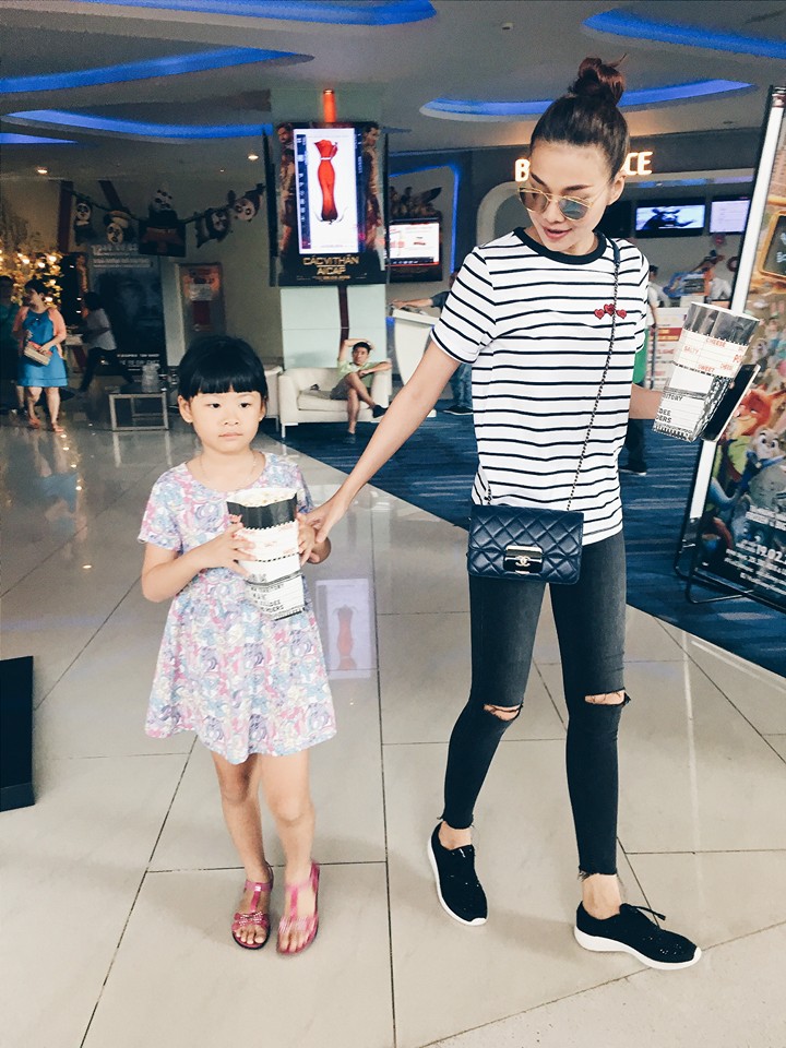 Thanh Hằng thừa nhận là ba của con gái Bình Minh \'Cuối tuần \' ba\' Hằng dẫn con gái lớn đi xem film .. tập dần cho quen\'.