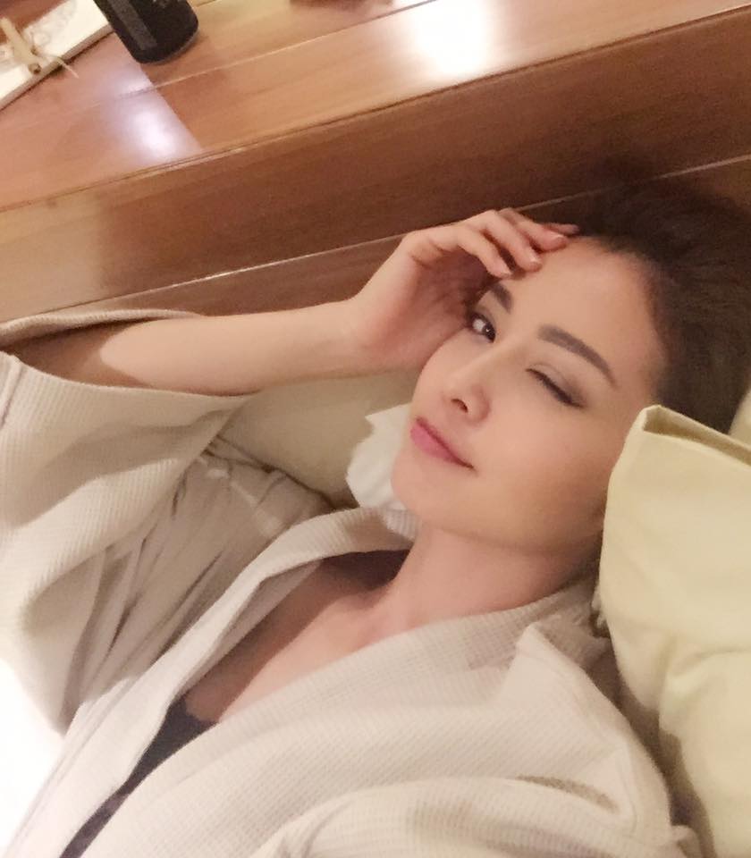 Jennifer Phạm bật mí niềm vui sau ngày làm việc vất vả \'Sau một ngày làm việc căng thẳng... chuẩn bị hẹn hò xem phim với người yêu thôi\'.
