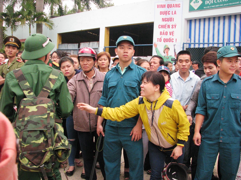 Nhiều người mẹ, người chị, người em đã không ngăn được những giọt nước mắt xúc động.