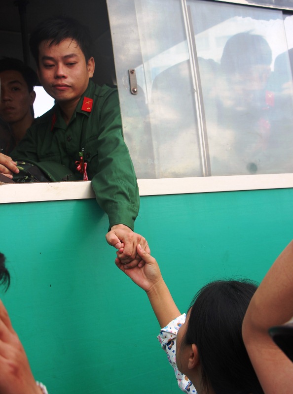 Trong giây phút tiễn đưa các tân binh, người thân và bạn bè ai nấy đều bịn rịn, luyến lưu…