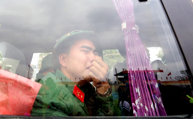 Nhìn dòng người vẫy tay chào tạm biệt, nhiều tân binh bật khóc nức nở.