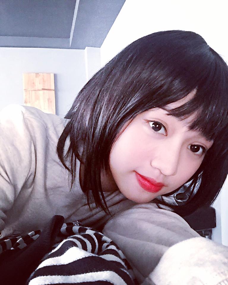 Hotgirl Thúy Vi hài hước \'Lướt mấy web thấy bạn này giống mình kinh khủng khiếp, chỉ có cái tóc ngắn thôi... Bà chị thất lạc rồi\'.