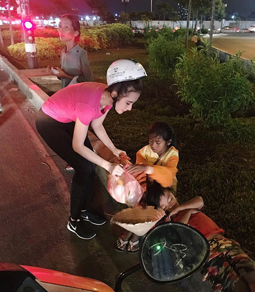 Angela Phương Trinh ăn mặc giản dị, đi làm từ thiện lúc nửa đêm \'Trở lại với việc mang niềm vui nho nhỏ đến với các cô chú, anh chị... bắt gặp trên đường phố Sài Gòn, sau một tháng trời tập trung đi phim. Những nụ cười này là động lực để Trinh dặn mình phải luôn cố gắng hơn nữa\'.