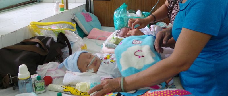 Bé 2 tuổi nguy kịch vì bố mẹ pha sữa quá đặc