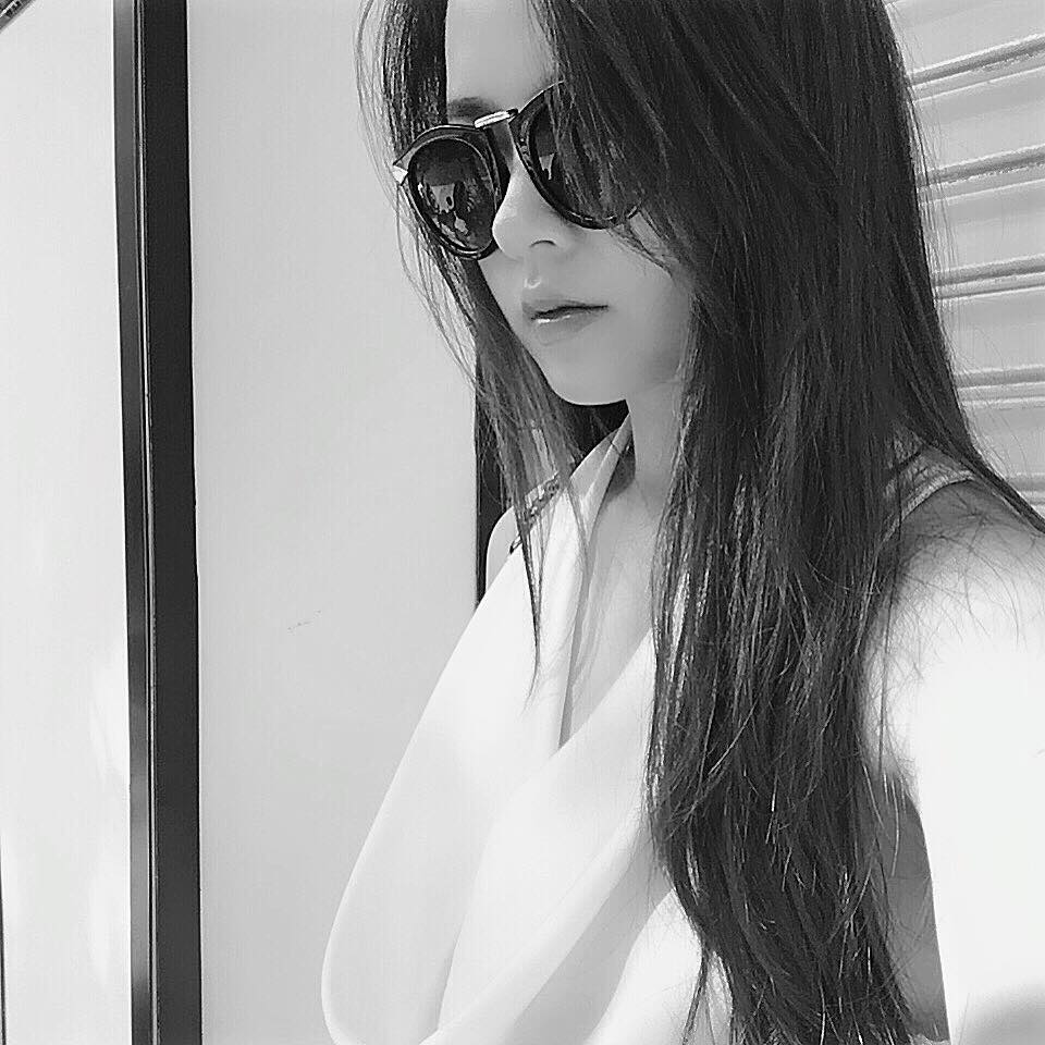 Hotgirl Midu \'Nhìn đời bằng đôi mắt ... màu đen\'.