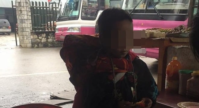 Sự thật nhói lòng sau bức ảnh đứa trẻ 5 tuổi bế em đi ăn xin