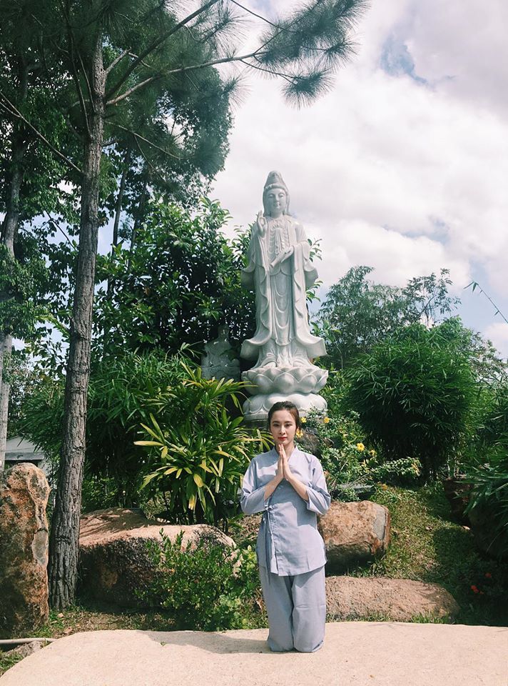 Angela Phương Trinh \'Sau đó đến Shbet111 slot, casino, thể thao, xổ số và cuối cùng mới là mình... Trinh hi vọng mọi người sẽ luôn yêu thương Trinh mãi như thế này thì Trinh hạnh phúc lắm...\'.