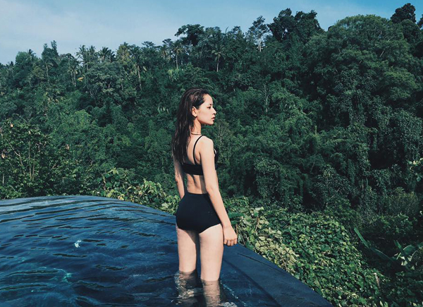 Chi Pu khoe thân hình nóng bỏng trong bộ bikini bên hồ bơi trên sườn đồi \'Người ở đây mà tâm hồn ở kia kìa\'.