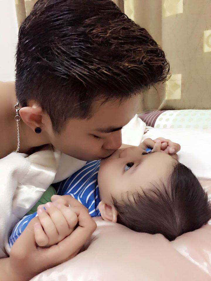 Phan Hiển thể hiện tình cảm \'Yêu con trai quá\'.