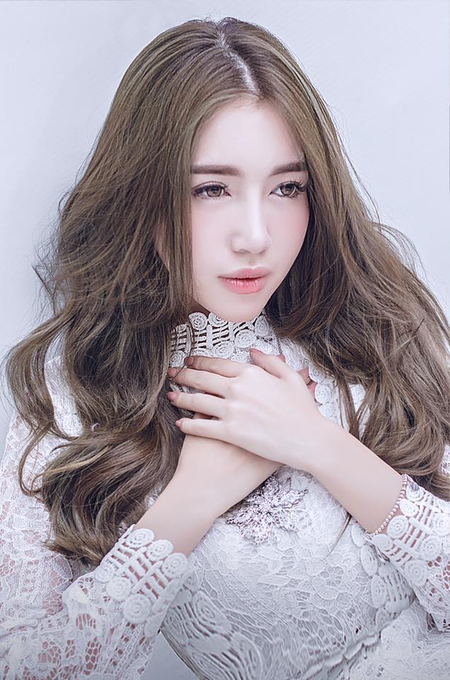 Elly Trần xinh đẹp tựa thiên thần \'Nghe lá thu mưa reo mòn gót nhỏ. Đường dài hun hút cho mắt thêm sâu\'.