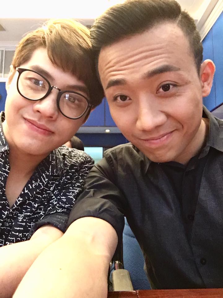 Trấn Thành selfile bên trai lạ.
