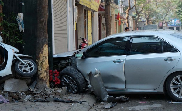 Vụ xe Camry đâm chết 3 người: Vận động cô gái trên xe trình diện