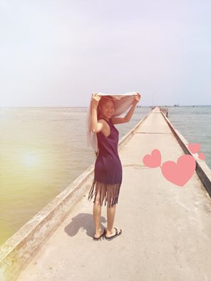 Lê Phương tạo dáng giữa biển cả mênh mông \'Trưa nay phố xa đầy nắng. Riêng em với con đường vắng\'.
