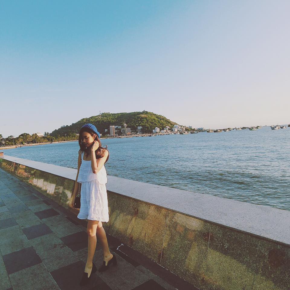 Hotgirl Midu \'Buồn như ly rượu đầy. Không có ai cùng cạn. Thế gian rộng lớn , tri âm thì dễ , tri kỉ khó tìm\'.