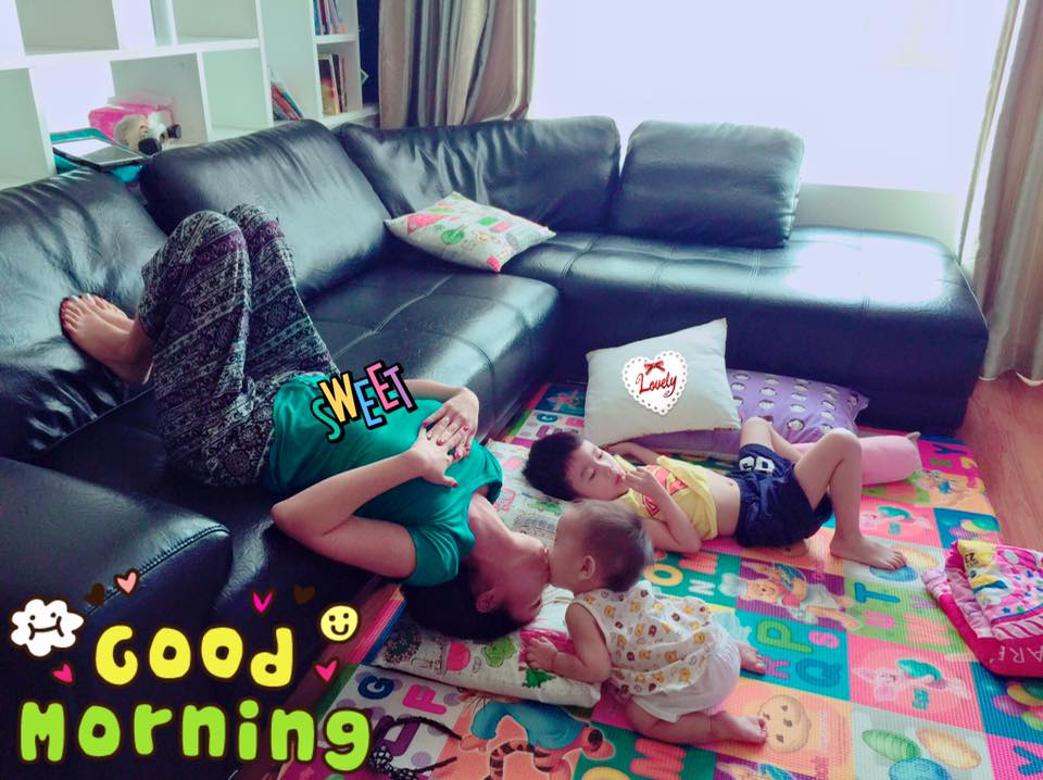 Ốc Thanh Vân tạo dáng khó đỡ \'Cola đi học. Coca bệnh ở nhà. Cacao thì chưa đi học và đang rất khoẻ. Mẹ Ốc hôm nay được ở nhà buổi sáng. Chỉ cần vậy thôi mà. Mẹ hay vừa chơi vừa tranh thủ tập. Vừa ngửa cổ ra là Cacao đang ăn nó bò tới hun- một nụ hôn đầy cháo. Yêu sâu đậm là nó vậy đó. Tự nguyện và sẵn sàng thể hiện\'.
