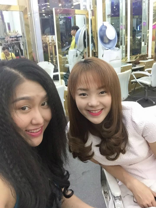 Phi Thanh Vân tình cờ hội ngộ Minh Hằng khi đi chăm sóc nhan sắc \'Sau sinh 23 ngày mẹ Vân bỉm sữa đi tuốt lại nhan sắc xập xệ của mình và gặp lại em gái yêu Minh Hằng, em vẫn tươi xinh và đẹp rực rỡ, hai chị em hàn huyên bao nhiu chuyện, chuyện đời, chuyện nghề, vui không tả xiết\'.