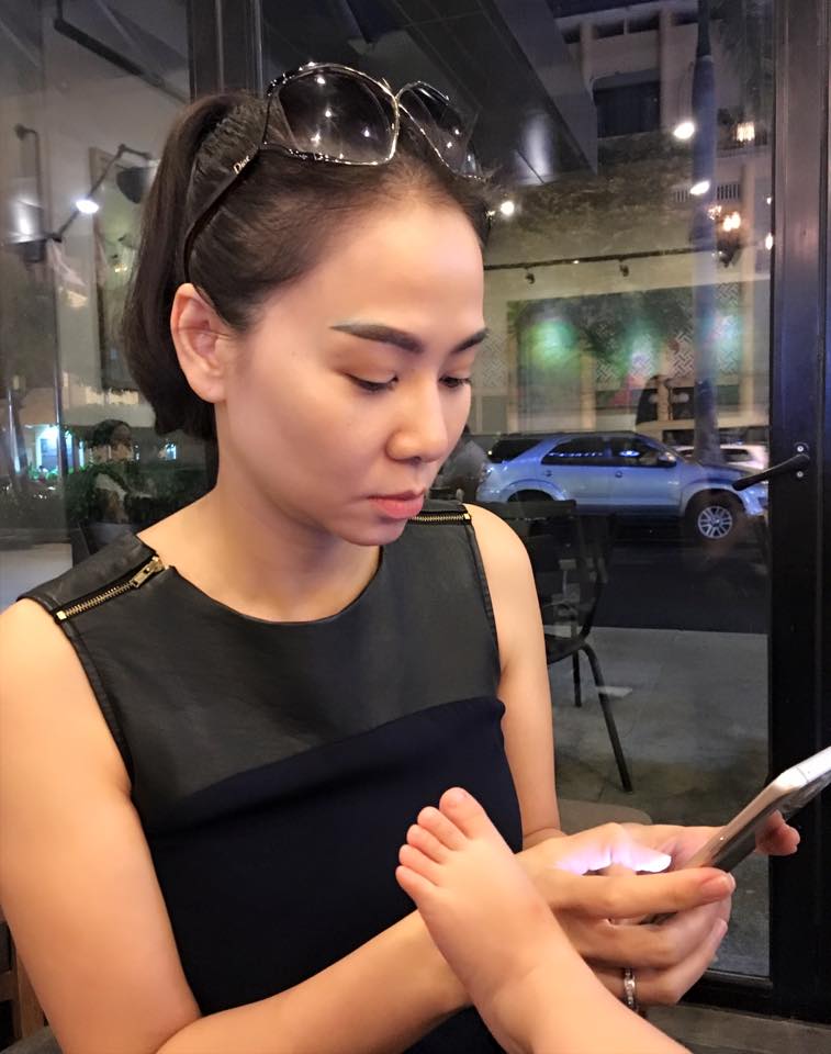 Ca sỹ Thu Minh \'Ban đầu chàng Gấu còn im lặng nghe Mẹ hát... lúc sau máu nghệ sỹ trỗi dậy \'đọ giọng\' với Mẹ luôn hihi... đối thủ đáng gờm của Ta đây\'.