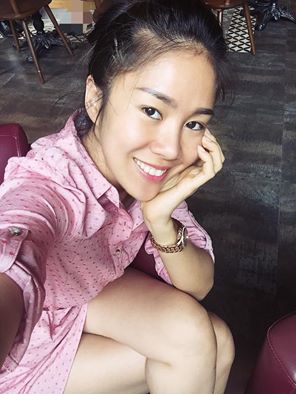 Lê Phương tự tin selfile \'Thể theo yêu cầu \'bớt đẹp đi em\'.. Và đây, em chỉ việc cười, còn xấu hay đẹp cứ để tình yêu của cả nhà mình lên tiếng!\'.