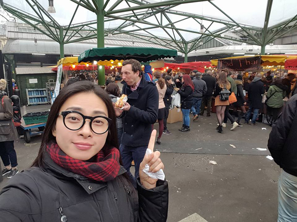 Ngô Thanh Vân đăng ảnh đi chơi London \'Chợ cuối tuần ở London có nhiều Shbet0099 cá cược trực tuyến địa phương và cả nước ngoài nữa. Không khí thật thích. Đồ ăn rất ngon. Một trong những địa điểm nổi bật của chuyến đi này\'.