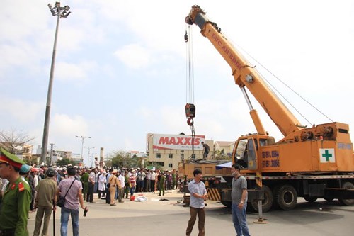 Dùng cần cẩu nâng xe ben để lấy thi thể người phụ nữ xấu số