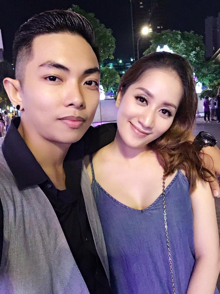 Phan Hiển chiều Khánh Thi sau tin đồn chia tay \'Vừa về đến Sài Gòn nàng lại đòi dẫn đi thu âm nữa... Không được đi chơi gì cả. Bà xã mình tuy hát không hay nhưng lại rất hay hát. Sẽ có thêm 1 bài mới dành cho các chị em nhân dịp 8/3 nhé\'.