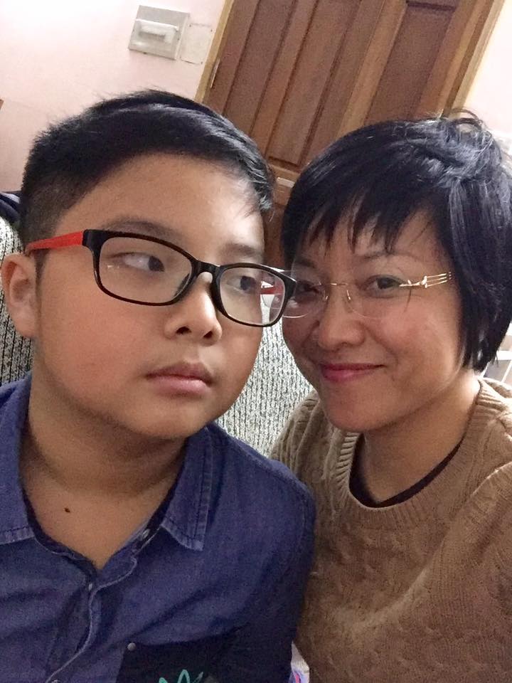 Thảo Vân phấn khích với điệu bộ người lớn của con trai \'Ôi, lớn thật rồi ý!\'.