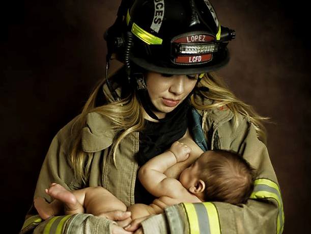 Chùm ảnh mẹ vừa làm việc vừa cho con bú đáng yêu và cảm động