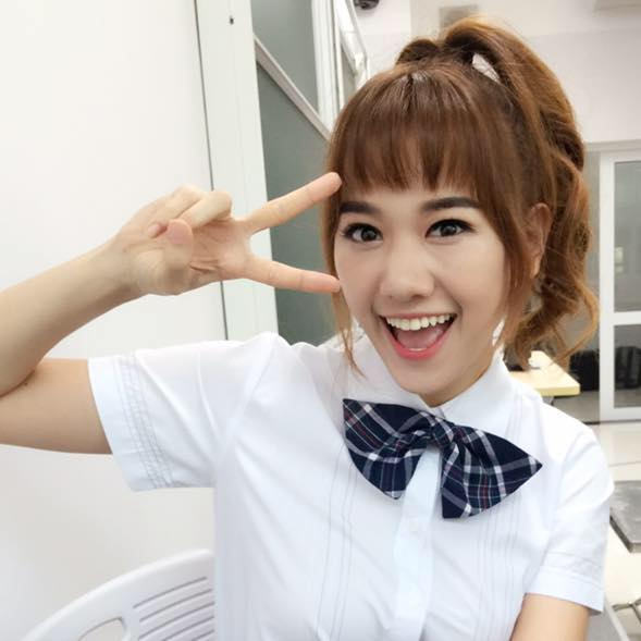 Hari Won \'Vui thiệt! Cuộc đời nhiều chuyện để vui lắm. Ăn ngon vui. Nói chuyện người cùng suy nghĩ vui. Ngủ ngon vui. Nghe khen vui. Ở nhà nghỉ sung sướng vui. Lát đi tập thể dục thôi. Vui tiếp\'.