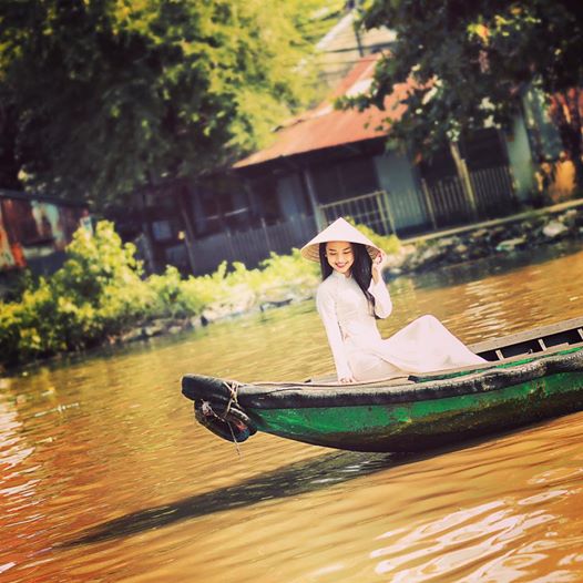 Thúy Vi \'Hãy sống và cười mỗi ngày, đừng phí hoài tuổi thanh xuân vào những nỗi buồn, con gái nhé\'.