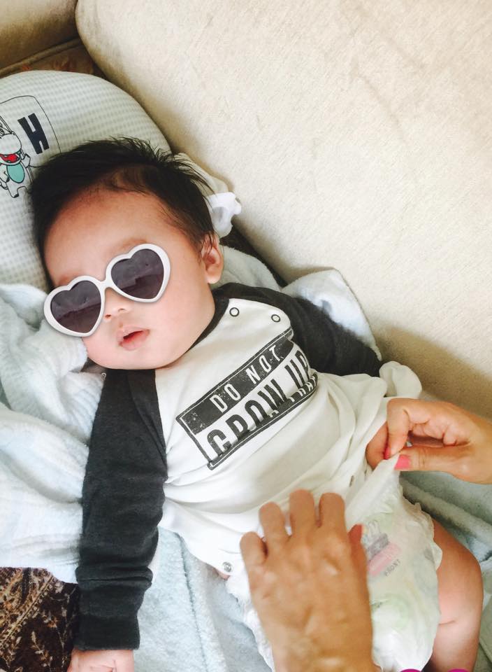 Tùng Dương nói lên tâm sự của mình khi liên tục phải đi diễn xa nhà xa con \'Đi diễn miên man không cả có nhiều thời gian ngó đến con nữa... Nhớ thằng cu của Bố quá . Ánh mắt, nụ cười của Con. Bố sẽ bù đắp cho con sau vậy ...Thương\'.
