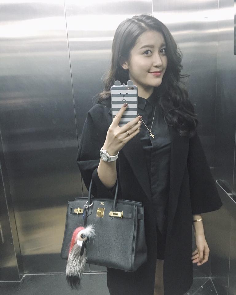Á hậu Huyền My selfile trong thang máy với \'cây đen\' toàn tập kèm dòng chú thích \'Tối vui vẻ nhé cả nhà\'.