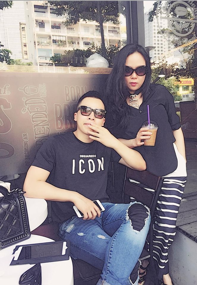 \'Ông bầu\' Khắc Tiệp \'Cứ gặp cô bạn thân là lại có quà... Biết thích Saintlaurent ( YSL) tặng luôn quả mắt kính mới nhất ưng ý quá... Thank Phượng Chanel...\'.
