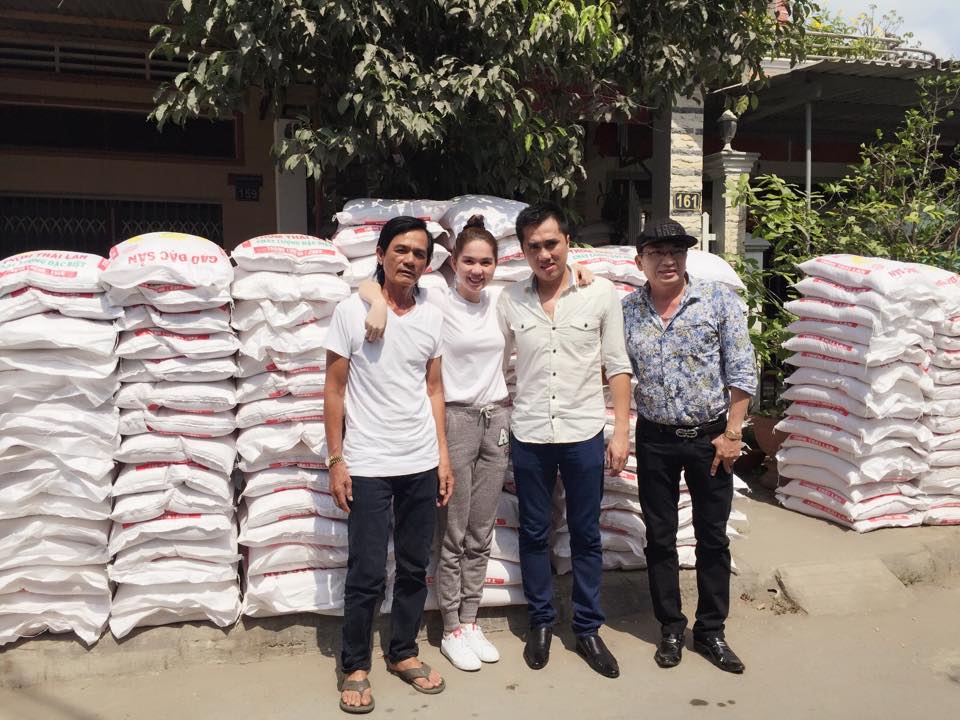 Ngọc Trinh đi từ thiện cùng bố và anh trai \'Hôm nay về quê phát gạo cùng với anh 2, cảm thấy háo hức. Năm nay mình bị sao Kế Đô, nghe mọi người nói sao xấu thì nên làm việc thiện để giải hạn mà làm trong tháng 1 thì càng tốt, nên mình quyết định chọn quê hương Trà Vinh để phát 14 tấn gạo làm từ thiện. Sẽ phát gạo ở cả ngoài chợ lẫn trong vườn, nói chung làm việc thiện ở đâu cũng thích nhưng làm ở quê mình vẫn cảm giác thân thương nhất\'.