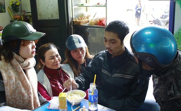 Người cha già lo con trai mất trí đi lạc chết đói đã tìm được con