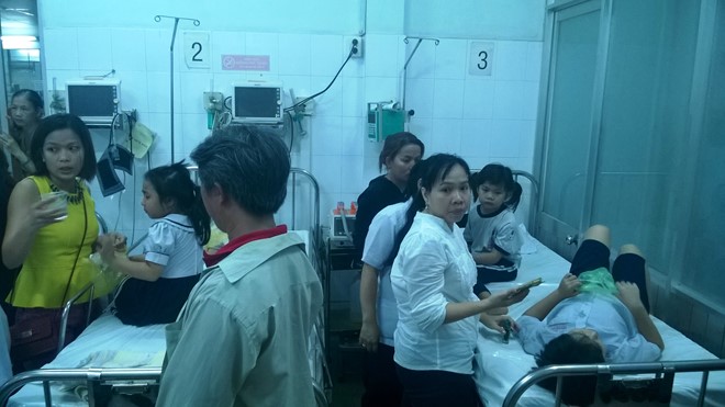 Hàng loạt học sinh nhập viện vì ngộ độc thức ăn