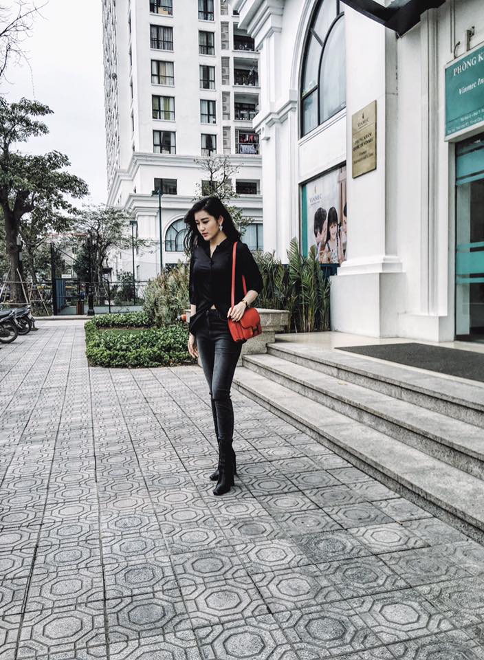 Không váy áo quyến rũ, Huyền My vẫn hút mắt người nhìn với vẻ xinh đẹp cá tính giữa đời thường.
