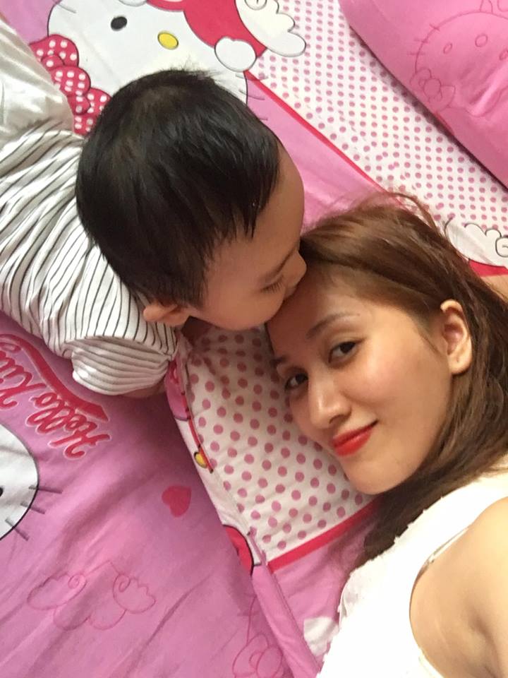 Khánh Thi \'Hình như quá vất vả cho công việc. Bệnh rồi. Mong cho không được yếu vào lúc này. Phải vực lên nào. Cố lên nào Thi ơi!\'.
