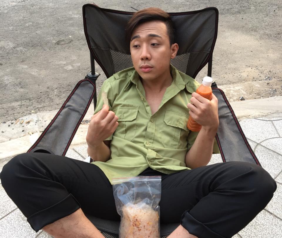 Trấn Thành bê bết \'Thấy thảm hông? Quay vai nghèo. Chỉ dám ăn bánh tráng với uống nước trái cây thôi! Thèm sushi mà không dám ăn luôn đó!!! Haizzzzz\'.