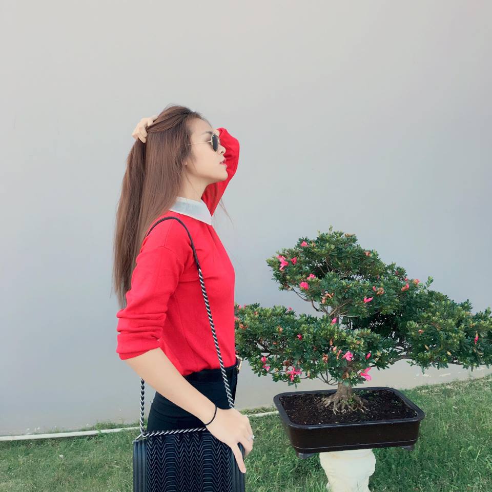 Hotgirl Diệp Bảo Ngọc \'Đường đời gian dối người chen lấn. Lối đạo an vui hiếm người tìm\'.