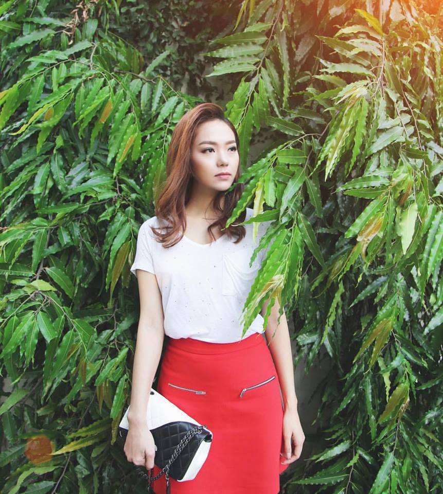 Minh Hằng trầm tư \'Đủ nắng hoa sẽ nở,đủ yêu thương hạnh phúc sẽ đong đầy\'.