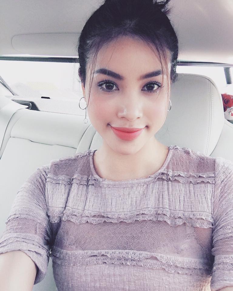 Hoa hậu Phạm Hương \'Vẫn tươi tắn được sau hơn 20h bay và 5h ngủ... Lại chuẩn bị cho chuyến đi Hà Nội sáng nay. Hẹn gặp các fans yêu tại Hà Nội nhé... Chúc cả nhà một ngày tốt lành\'.