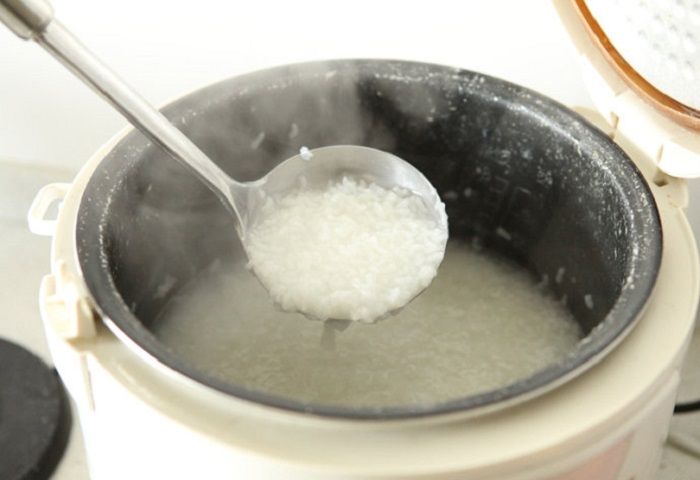 Bị cấm yêu, nghịch tử bỏ thuốc chuột vào cháo đầu độc mẹ