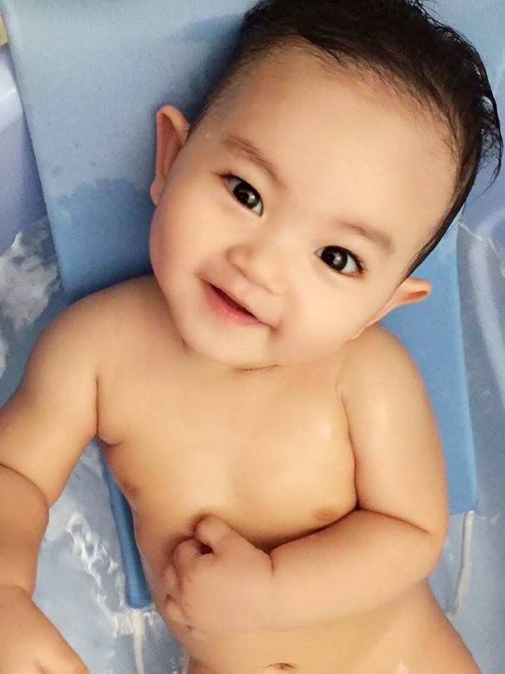 Khánh Thi khoe con trai ngộ nghĩnh, đáng yêu \'Mẹ nhìn con mà quên hết buồn phiền đêm qua\'.