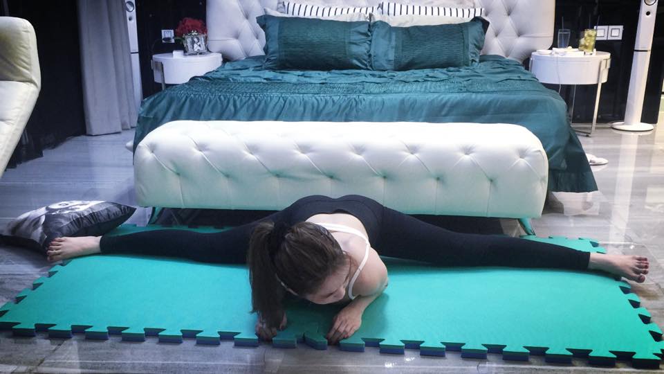 Ngọc Trinh tập yoga với màn xoạc chân điệu nghệ.