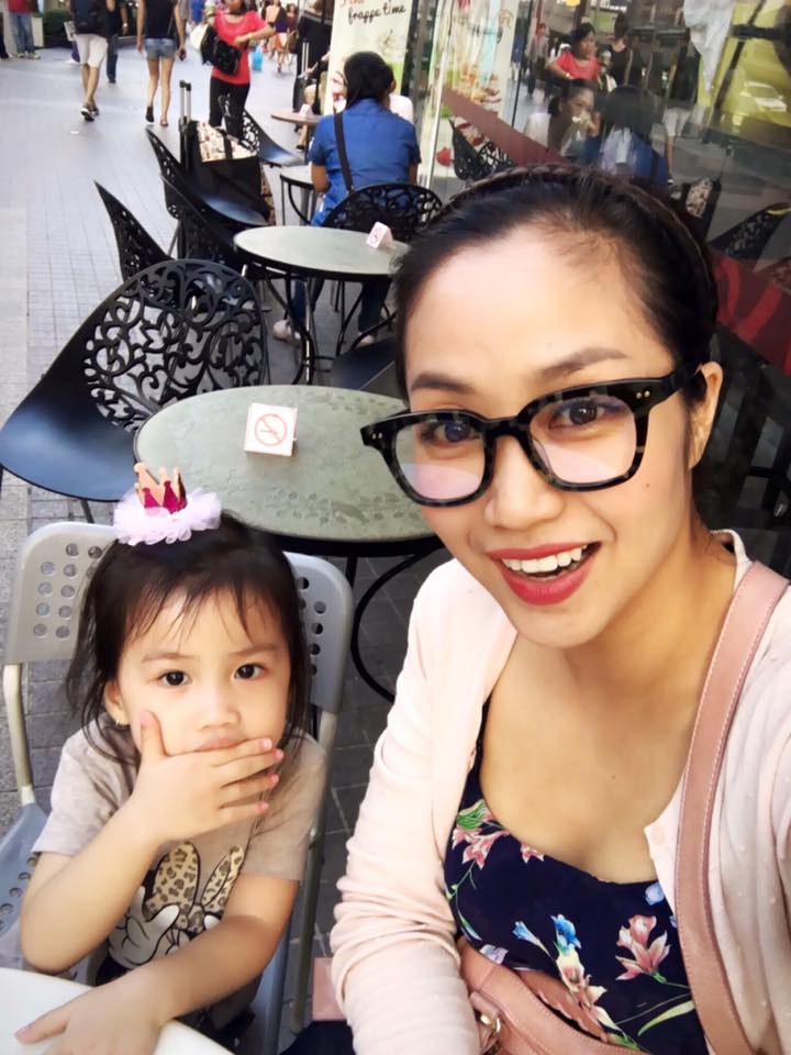 Ốc Thanh Vân nói lên nỗi lòng của người mẹ \'Tung tăng mấy ngày Bangkok cùng con gái Linh Đan. Cola nói con nhớ nhà, nhớ anh Coca nhớ em Cacao. Nhưng mà con cũng hạnh phúc sung sướng vì được mẹ ôm ấp suốt, khỏi phải ghen tị hay tranh giành với anh Coca và em Cacao\'.