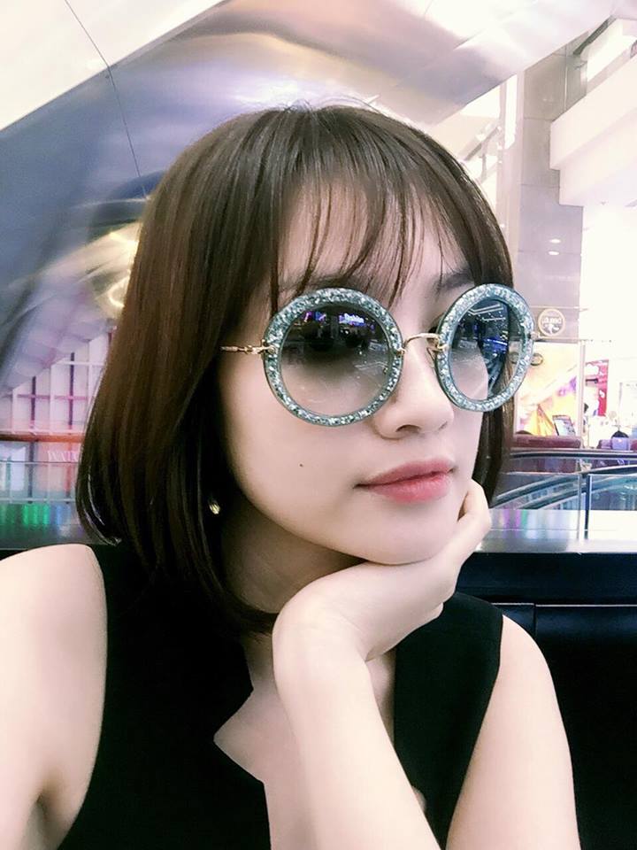Trúc Diễm \'Cuối tuần mà sao cứ thấy như ngày thường vậy ta? Toàn việc với việc ... Làm gì thì cũng phải selfie cái cho tươi cái nào ! \'.