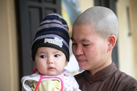 Bé gái xinh như thiên thần bị bỏ rơi trước vườn chùa